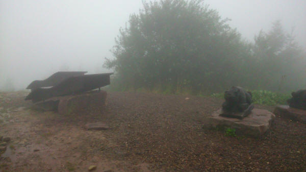 Sitzbänke in den Wolken