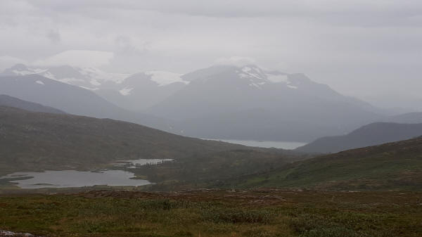 Regen mit Berg Vesttinden